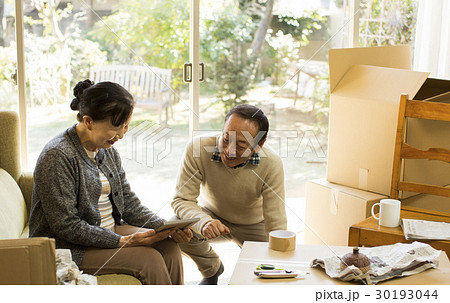 写真 懐かしむ 老夫婦 写真 懐かしむ 老夫婦 30193044
