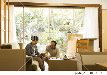 写真 懐かしむ 老夫婦 写真 懐かしむ 老夫婦 30193048