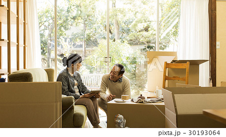 写真　懐かしむ　老夫婦 30193064