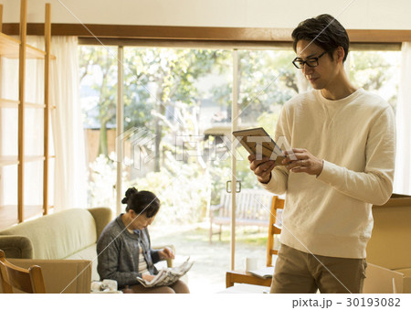 引っ越し作業　写真を見る男性 30193082