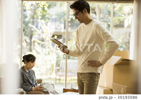 引っ越し作業　写真を見る男性 30193086