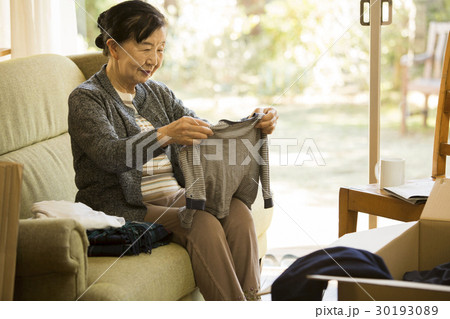 子供服をたたむシニア女性 30193089