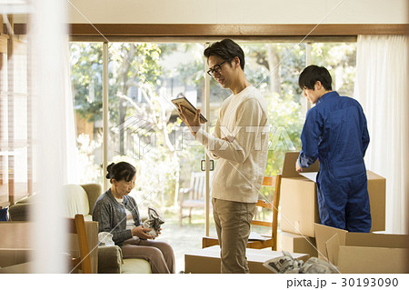 シニア 女性 引っ越し作業 写真を見る男性 シニア 女性 引っ越し作業 写真を見る男性 30193090