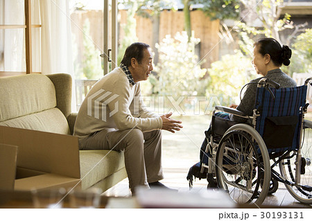 シニア　女性　車椅子 30193131