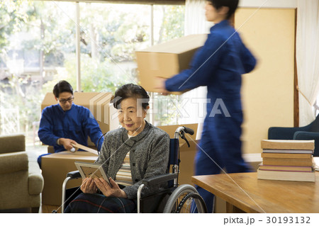 シニア住み替え　車椅子の女性 30193132