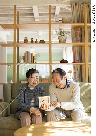 写真 懐かしむ 老夫婦 写真 懐かしむ 老夫婦 30193136
