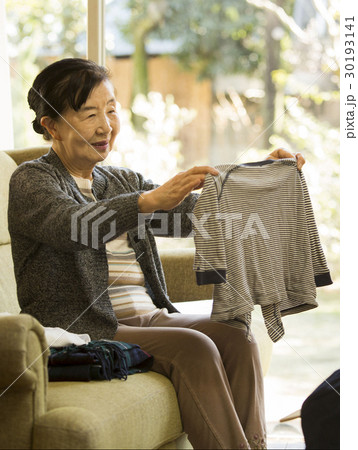 子供服をたたむシニア女性 子供服をたたむシニア女性 30193141