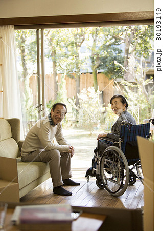 シニア　女性　車椅子 30193149