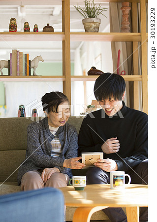 祖母と写真を見る孫 祖母と写真を見る孫 30193229