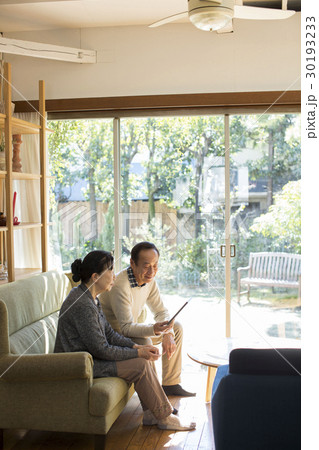 写真 懐かしむ 老夫婦 写真 懐かしむ 老夫婦 30193233