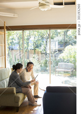 写真　懐かしむ　老夫婦 30193260