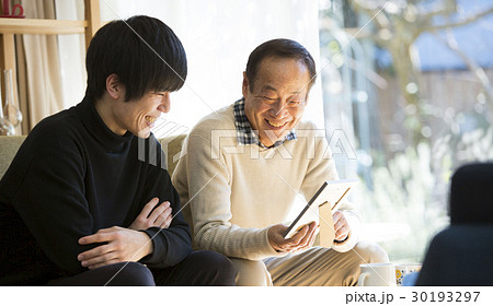 祖父と写真を見る孫 30193297