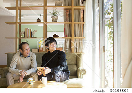 祖父と写真を見る孫 祖父と写真を見る孫 30193302
