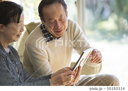 写真 懐かしむ 老夫婦 写真 懐かしむ 老夫婦 30193314