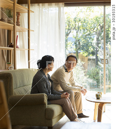 話し合う老夫婦 30193315