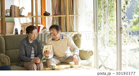 写真 懐かしむ 老夫婦 写真 懐かしむ 老夫婦 30193377