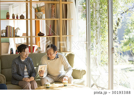 写真　懐かしむ　老夫婦 30193388