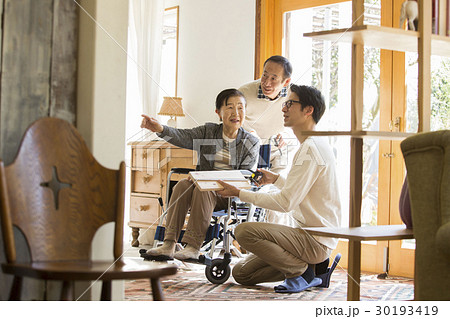 シニア　車椅子の女性　リノベーション　打ち合わせ 30193419