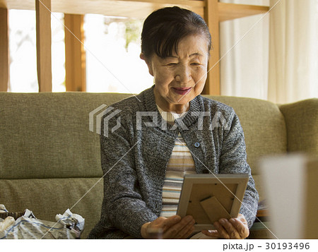 引っ越し作業 写真を見るシニア女性 引っ越し作業 写真を見るシニア女性 30193496
