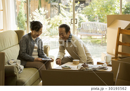 写真 懐かしむ 老夫婦 写真 懐かしむ 老夫婦 30193562