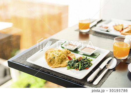 omellet with fried morning glory, spinach 30193786