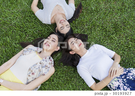 Photo of white T-shirt woman is lying with friends. Photo of white T-shirt woman is lying with friends. 30193927