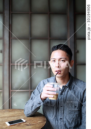 男性 カジュアル (人物 コピースペース ハーフ フィリピン人 日本人 スナップ ポートレート) 男性 カジュアル (人物 コピースペース ハーフ フィリピン人 日本人 スナップ ポートレート) 30194906