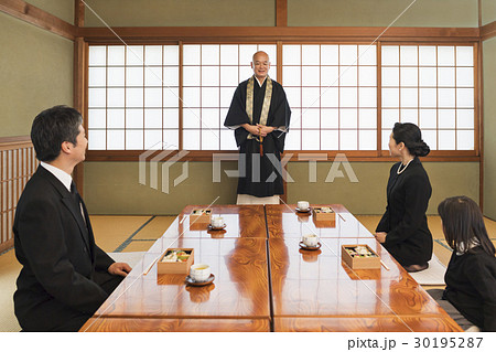 お墓参り お墓参り 30195287