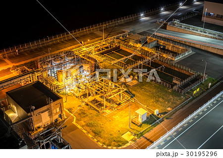 メカニカルな光沢が美しい、工場内夜景！！ 30195296