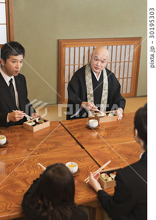 お墓参り お墓参り 30195303