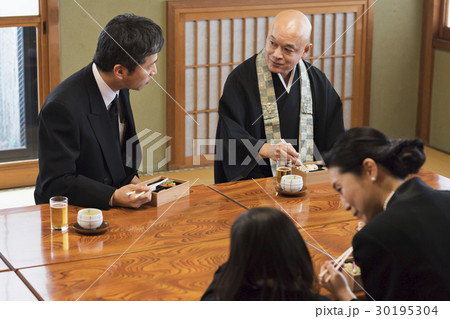 お墓参り 30195304