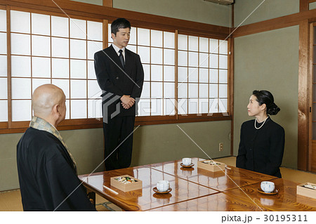 お墓参り 30195311