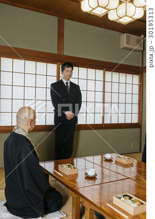 お墓参り お墓参り 30195313