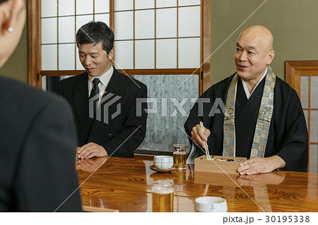 お墓参り お墓参り 30195338