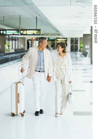 シニアの夫婦（空港） 30196000