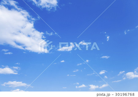 青空　空　雲　春の空　背景　背景素材　4月　コピースペース 30196768