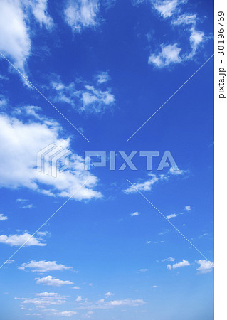 青空　空　雲　春の空　背景　背景素材　4月　コピースペース 30196769