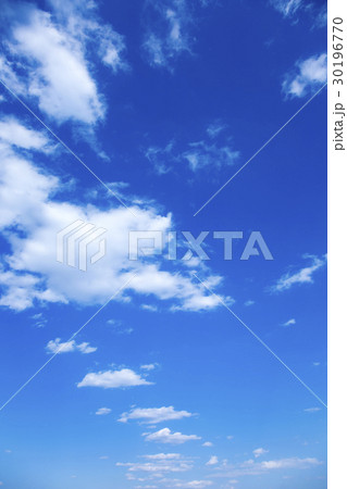 青空　空　雲　春の空　背景　背景素材　4月　コピースペース 30196770