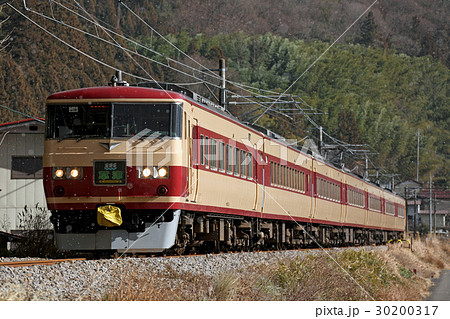 湘南色の185系特急草津。2012/12/31 湘南色の185系特急草津。2012/12/31 30200317