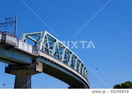 鉄道橋 JR 夢の島橋梁 西側から 行き交うヘリと旅客機 中望遠 鉄道橋 JR 夢の島橋梁 西側から 行き交うヘリと旅客機 中望遠 30200859