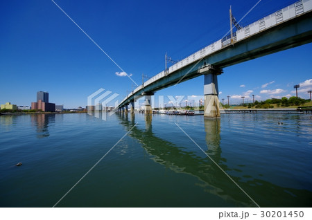 東京の水辺と鉄道橋 JR砂町運河橋梁とビル越しの東京スカイツリー 超広角 二分割 東京の水辺と鉄道橋 JR砂町運河橋梁とビル越しの東京スカイツリー 超広角 二分割 30201450
