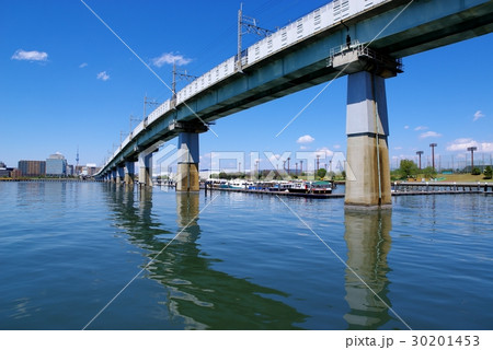 東京の水辺と鉄道橋　JR砂町運河橋梁とビル越しの東京スカイツリー　広角 二分割 30201453