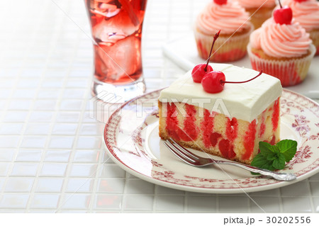 チェリーケーキとシャーリーテンプルカクテル 30202556