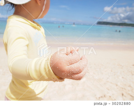グアム タモンビーチ 海 砂浜 子ども グアム タモンビーチ 海 砂浜 子ども 30202880