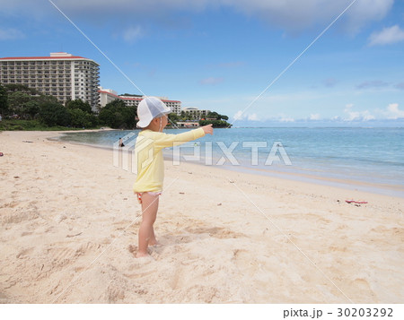 グアム　タモンビーチ　海　砂浜　子ども 30203292