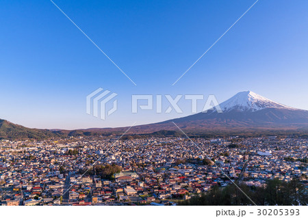 《山梨県》富士山と住宅街《富士吉田市》 30205393