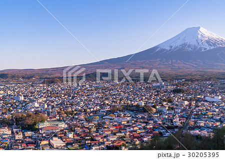 《山梨県》富士山と住宅街《富士吉田市》 30205395