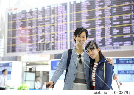 旅行に行く若いカップル 30208797