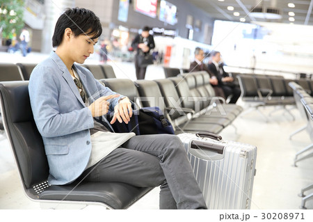 空港で待つ男性 30208971