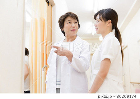医師 看護師 回診 医師 看護師 回診 30209174